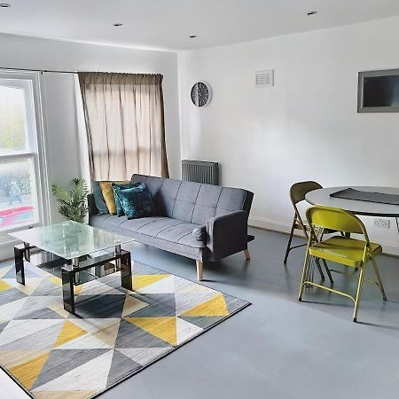 Lovely 2-Bedroom Serviced Apartment Greater Londra Exterior foto