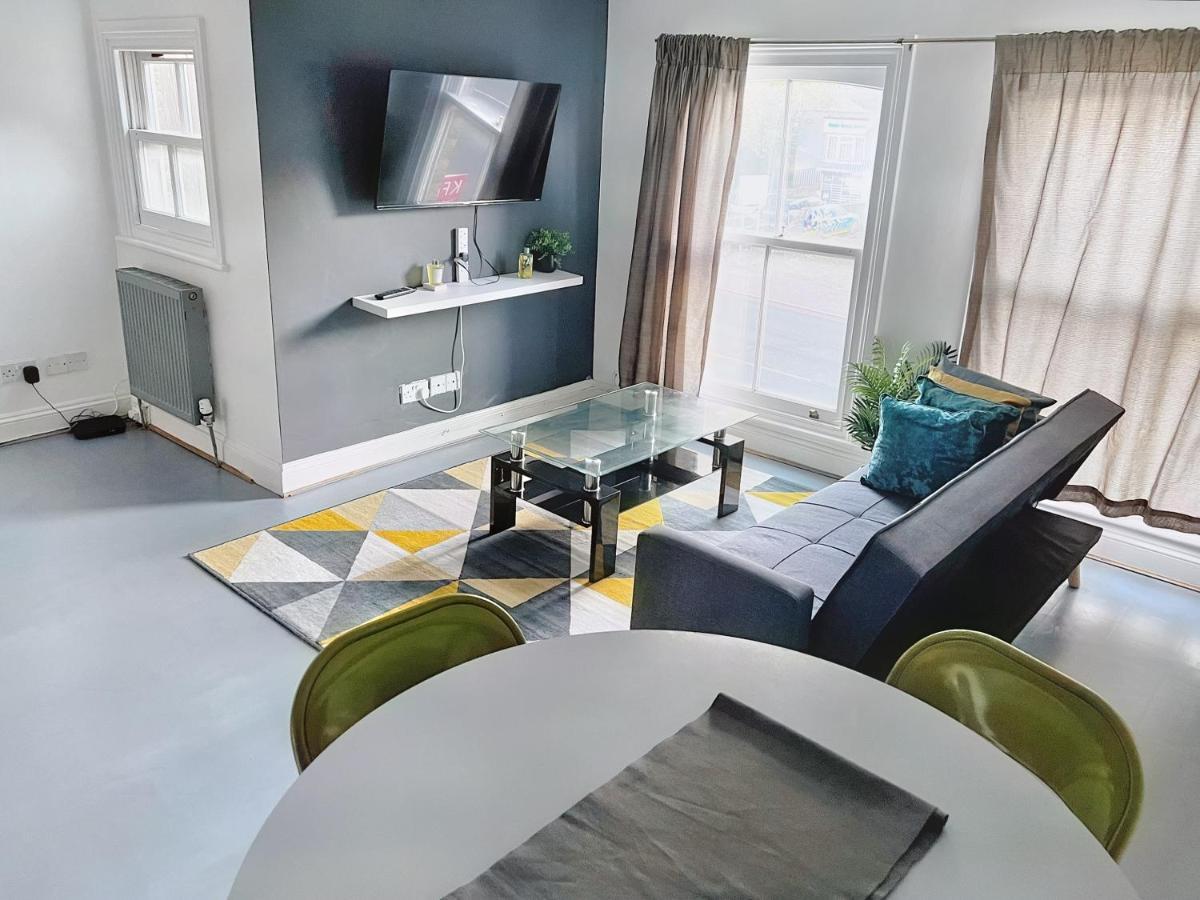 Lovely 2-Bedroom Serviced Apartment Greater Londra Exterior foto