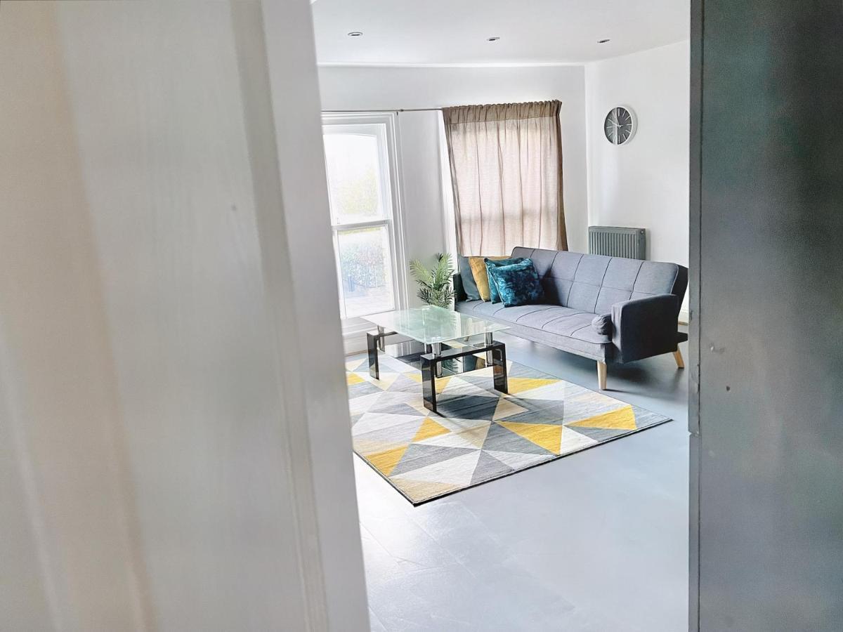 Lovely 2-Bedroom Serviced Apartment Greater Londra Exterior foto